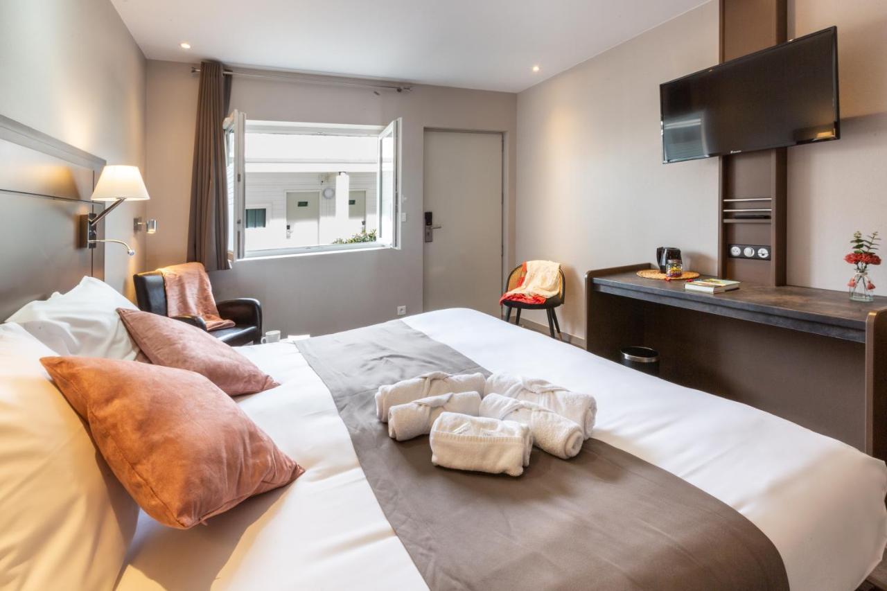 Hotel Grand Confort Le Moulin Rouge 3*